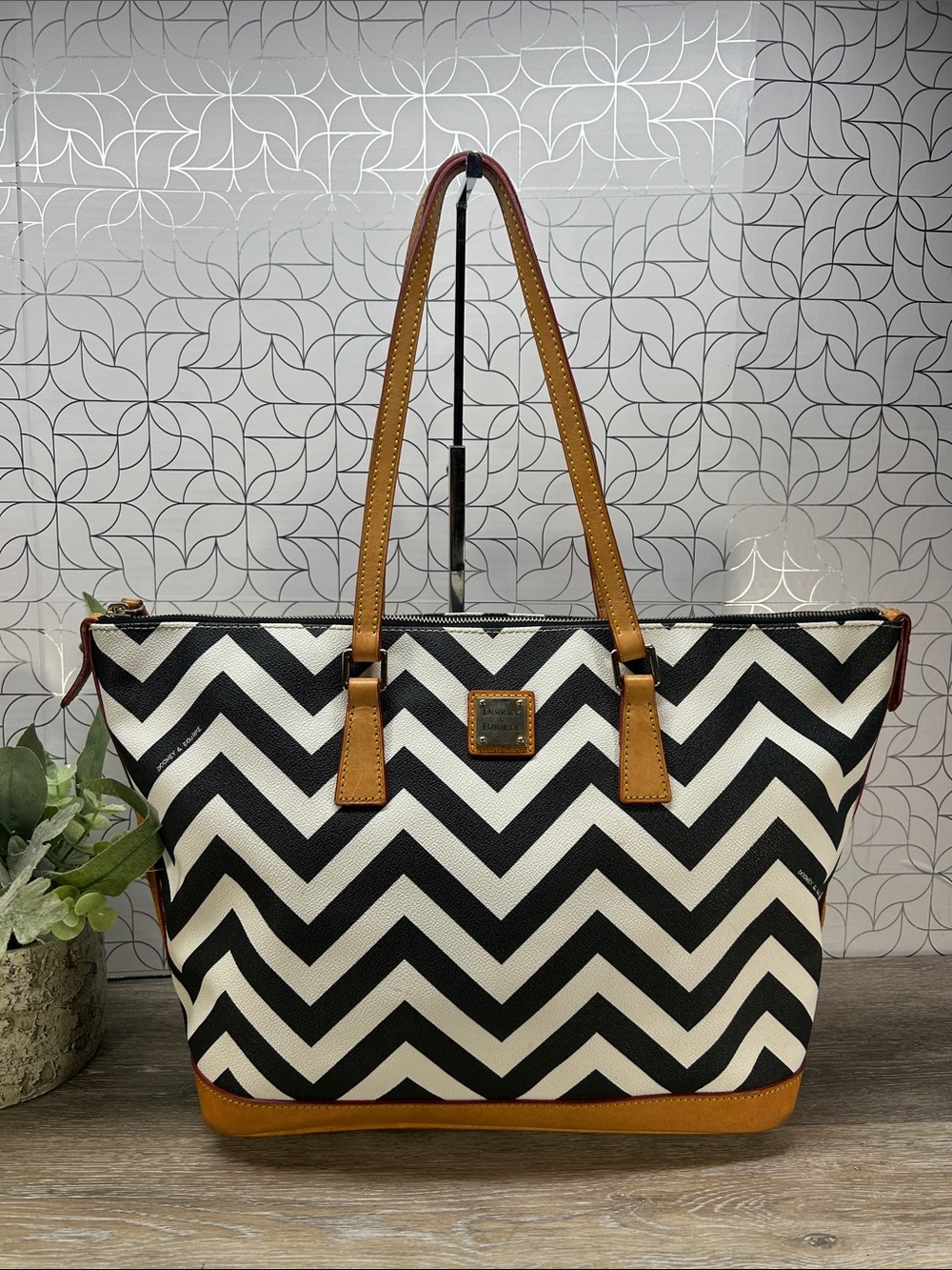 7423 Dooney & Bourke chevron tote bag 276327423